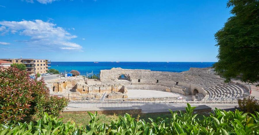 Tarragona: Roman Heritage Guided Walking Tour - The Roman walls, plus the hill-choice story