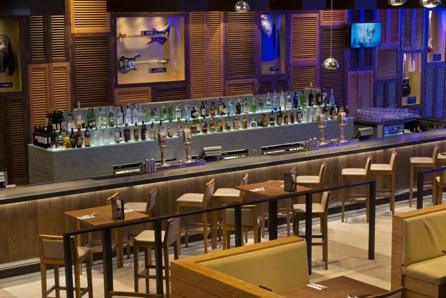 Tenerife: Hard Rock Cafe Set Menu Lunch or Dinner & Drink - Merchandise and the rock-shop moment