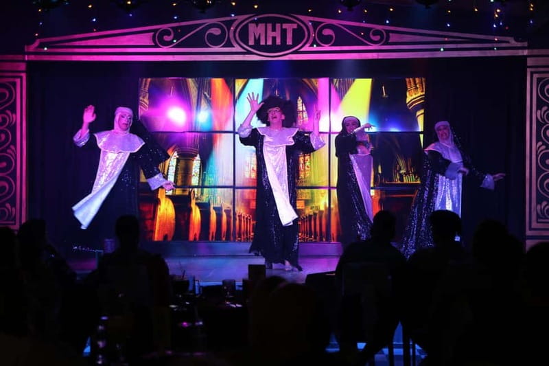 Tenerife: MHT - Music Hall Tavern Comedy Drag Dinner Show - Drinks and table service: how the evening stays moving