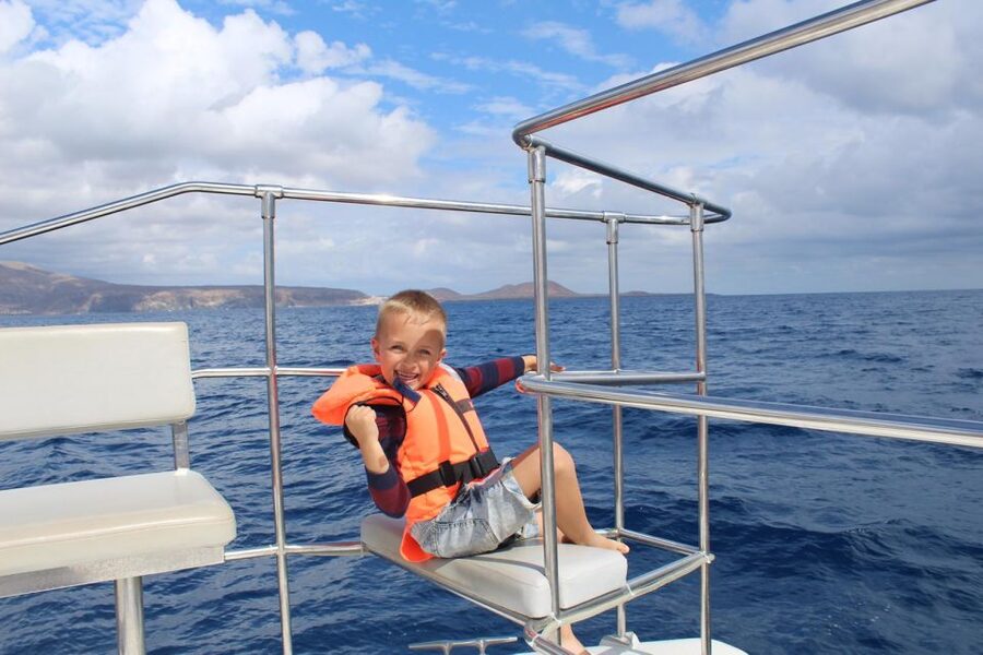 Tenerife: Sunset Catamaran Tour with Transfer, Buff & Drinks - Sunset return to port, where the boat becomes the best viewpoint
