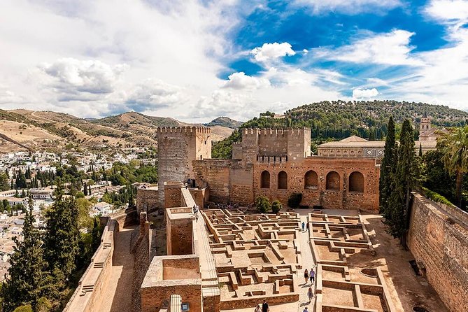 Tickets included: Alhambra Tour (Gardens, Alcazaba, Generalife) - The guide setup: why listening clarity is a big deal