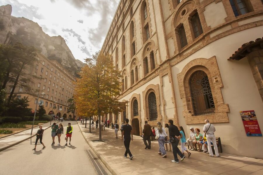 Tot Montserrat: Transport, Museum Tickets, and Lunch - Funiculars, walking trails, and viewpoints you can earn
