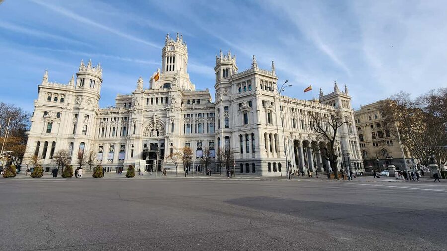 Tour Madrid: Secrets in a Electric Tuk Tuk - Retiro Park reset: lakes, gardens, Crystal Palace, and Rose Garden views