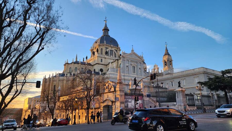 Tour Madrid: Secrets in a Electric Tuk Tuk - FAQ