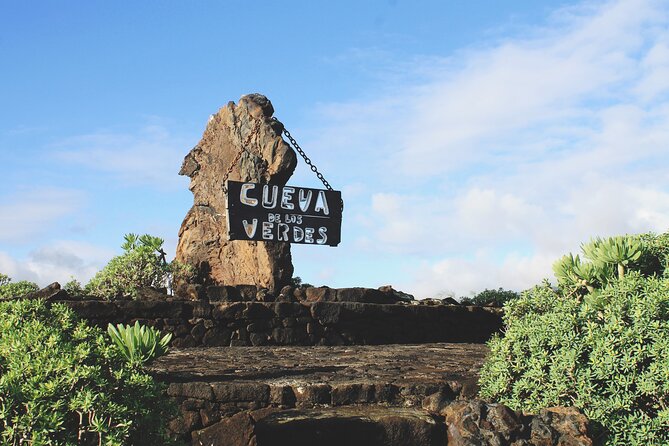Tour to Timanfaya, Jameos del Agua, Cueva de los Verdes and viewpoint from the cliff - Mirador de Guinate and the La Graciosa view