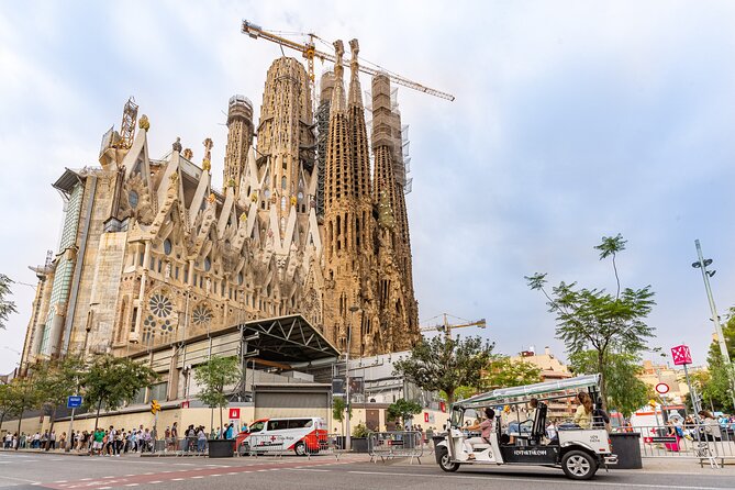 Tour Welcome Barcelona with Local Guide in Eco Tuk Tuk Private - Why an eco tuk tuk is a smart way to see Barcelona quickly