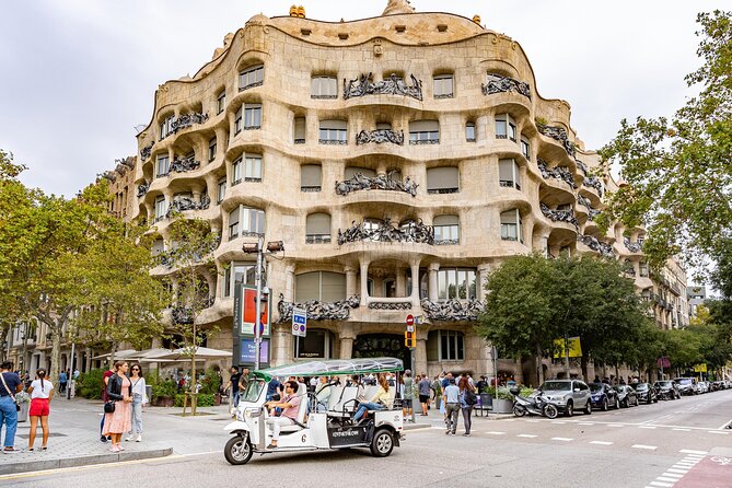 Tour Welcome Barcelona with Local Guide in Eco Tuk Tuk Private - Plaça d’Espanya: a quick hit of the city built for an exhibition
