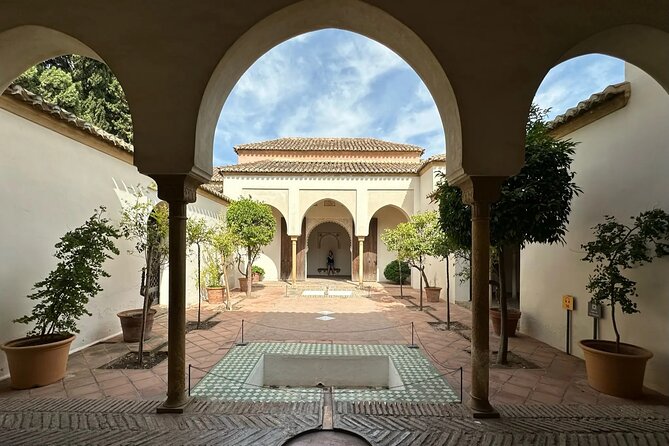 Ultimate Malaga History & Tapas - All Included Full Experience - The guides: personal, local, and crowd-smart