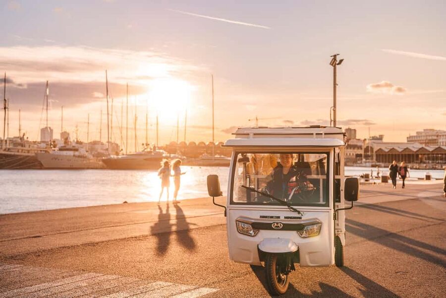 Valencia: 2-hour City Highlights Guided Tuk-Tuk Tour - Torres de Quart and closing the loop in Ciutat Vella