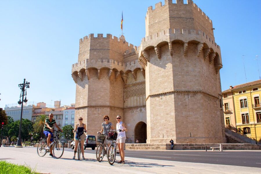 Valencia Bike Tour - Jardín del Turia: the 13 km park that used to be a river