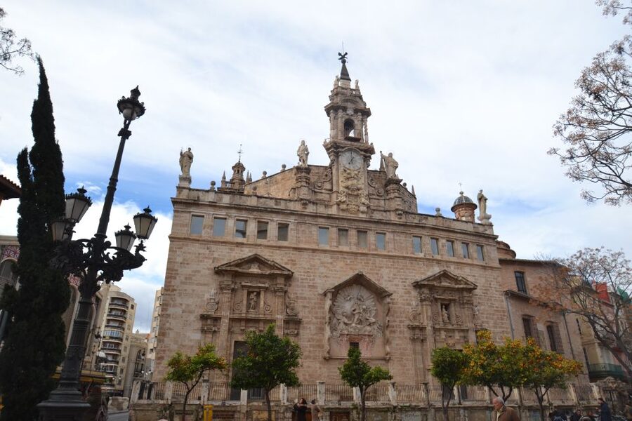 Valencia: Cathedral, St Nicholas, and Lonja de la Seda Tour - What kind of guide you get, and how to use them well