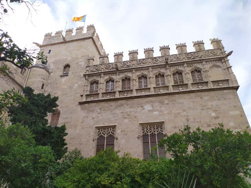 Valencia: City Walking Tour with Top Attractions - ITALIAN - Plaza del Ayuntamiento and the Central Market Area