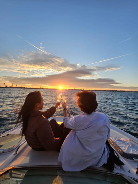 Valencia: Exclusive Sunset Cruise with Drink - Wavepol meeting point: the orange office and what happens first