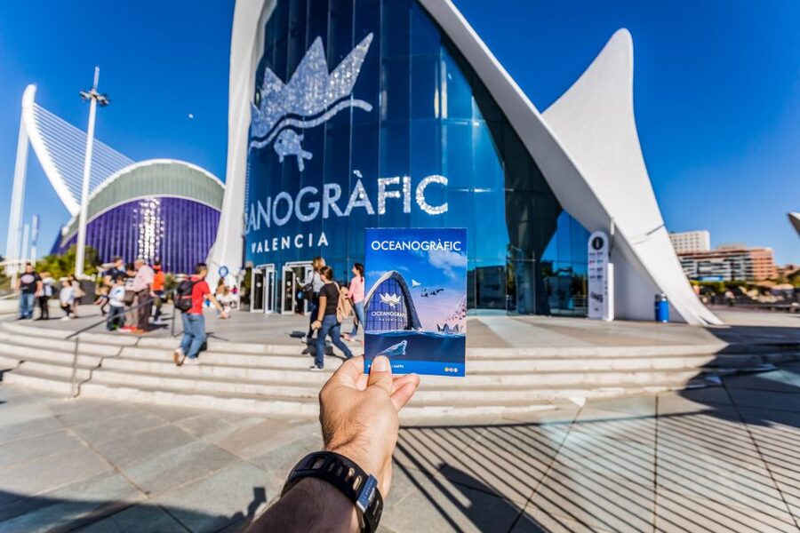Valencia: Oceanogràfic Entry Ticket - Upper level touring: outdoor lake views and the birds’ side of the park