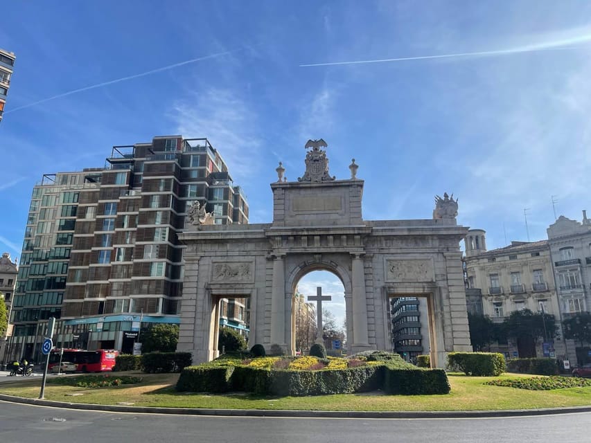 Valencia: Top 25 Highlights Guided Bike Tour - Valencia Cathedral Area and the Plaza Walk: Three Stops That Create a Photo Route