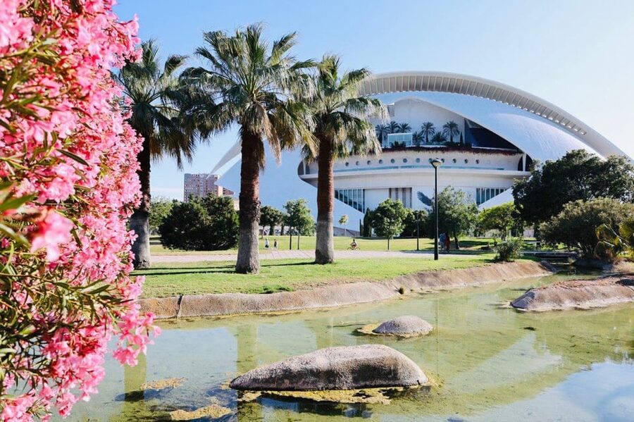 Valencia: Top 25 Highlights Guided Bike Tour - Guide Style and the “Learn More Than Landmarks” Factor