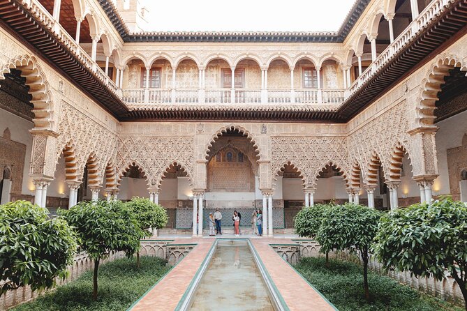 VIP Guided Seville Alcazar Pre-Opening, Cathedral & Old Town - Stop 2 and 3: Santa Cruz orientation and a smart pause