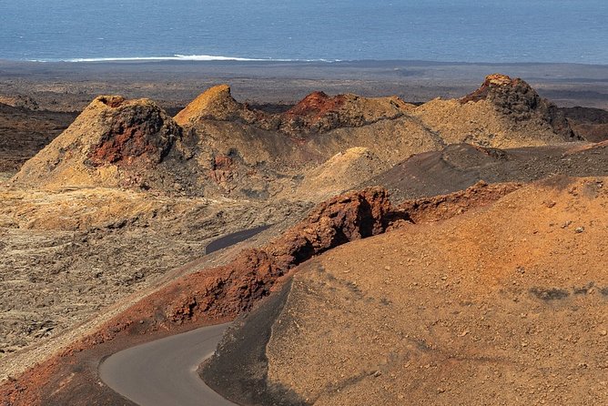Volcano Hike - Timanfaya eruptions - Stops that make the guide worth it: Jose and Raquel in the lead role