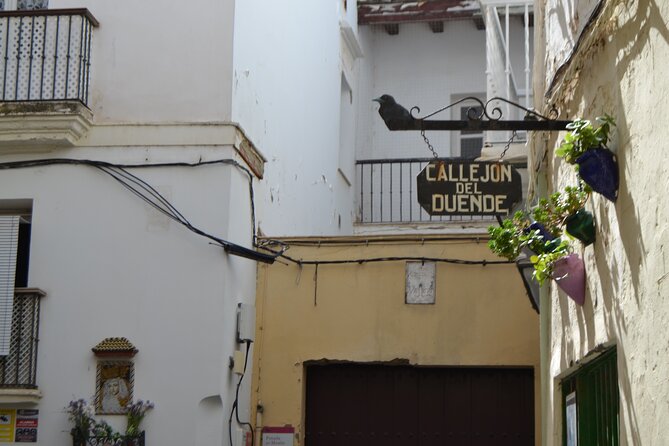 Walking Tour through Cádiz: Stories from the hand of a local guide - Stop 3: Plaza San Antonio and the Neighborhood Facades