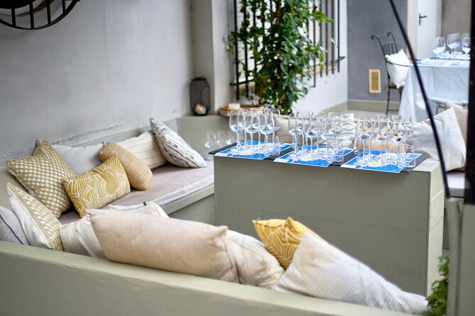Wine Tasting Experience with a Professional Sommelier in Valencia City Center - Tapas and Petit Fours: Food That Actually Changes the Wine